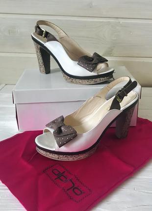 Кожаные босоножки alpino на каблуке р-р 40