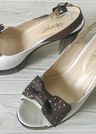 Кожаные босоножки alpino на каблуке р-р 40