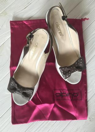 Кожаные босоножки alpino на каблуке р-р 40