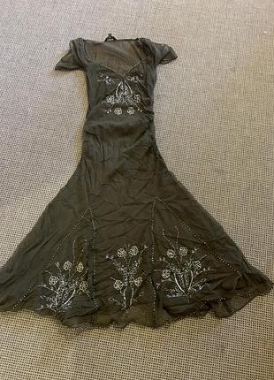 Платье расшито бисером .