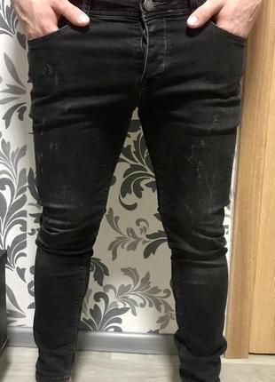 Стильные узкие джинсы