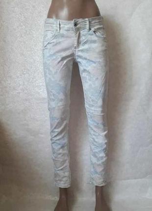 Фирменные h&m джинсы в нежный светлый цветочный принт, размер 26-27