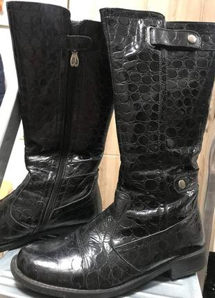 Демисезонные лаковые сапоги