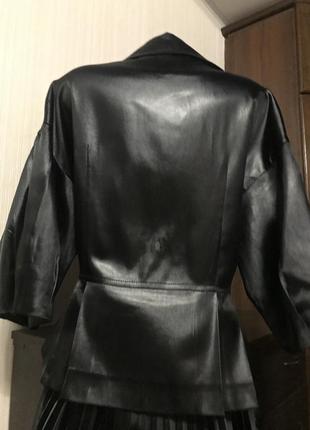 Чёрный атласный костюм юбка плиссировка7 фото