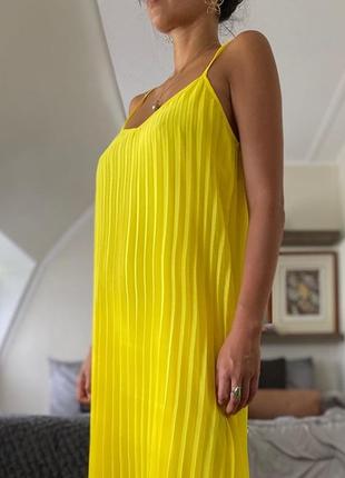 Желтое платье "трапеция" асимметричной длины из гофрированного шифона l5 фото