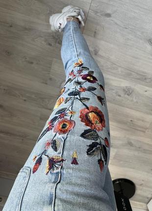 Крутые джинсы с вышивкой new look