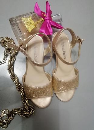 Босоніжки для принцеси на підборах