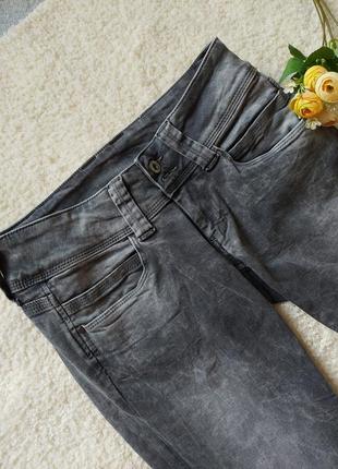 Стильные серые джинсы3 фото