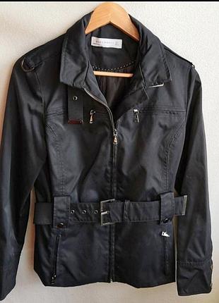 Стильная демисезонная чёрная куртка zara