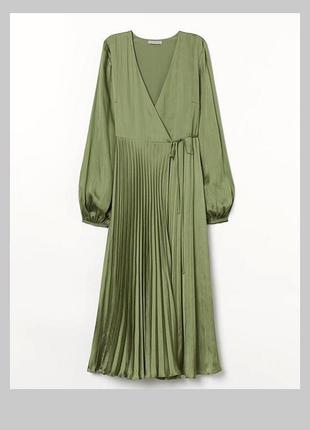 Шелковое миди платье плиссе на запах оливковое нарядное платье плиссированное на запах h&m