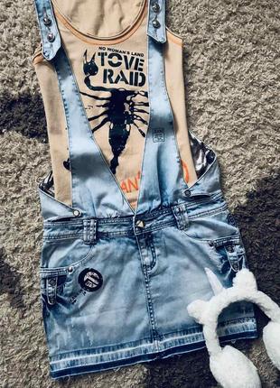 Джинсовый комбинезон/мини юбка на бретелях с лейбами/майка топ denim jeans collection.7 фото