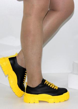 Стильні туфлі-кріпери жіночі чорні на жовтій підошві5 фото