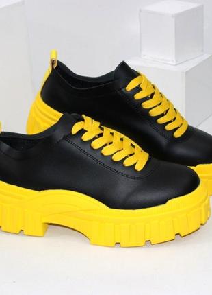 Стильні туфлі-кріпери жіночі чорні на жовтій підошві2 фото