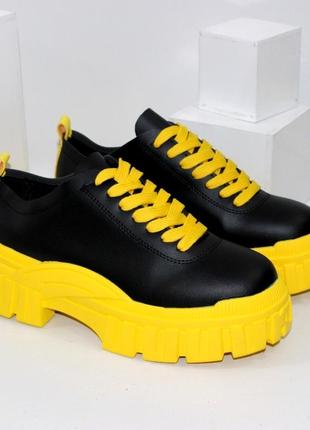 Стильні туфлі-кріпери жіночі чорні на жовтій підошві1 фото