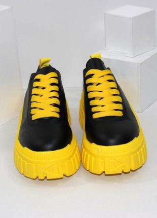 Стильні туфлі-кріпери жіночі чорні на жовтій підошві3 фото