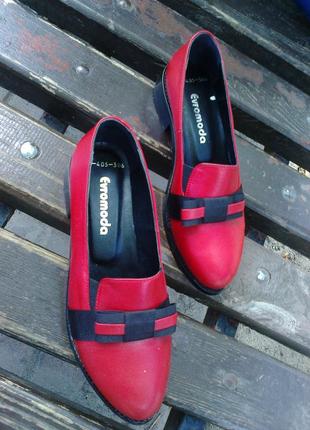 Червоні туфлі з чорним на низькому каблуці 37 р. euromoda