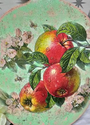 Доска кухонная разделочная с декором "ветка с яблоками" декупаж2 фото