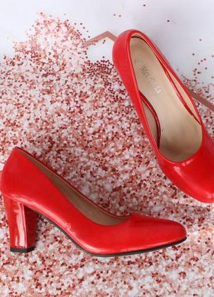 Красные туфли, лодочки н36 размера на устойчивом каблуке1 фото
