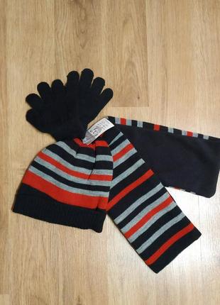 Набір шапка, шарф і рукавички.