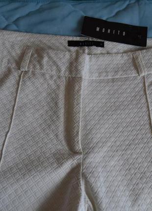 Белые брюки со стрелками ,фактурные,цвет слоновая кость5 фото
