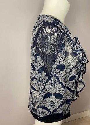 Шифонова блуза з воланами і мереживом на плечах2 фото
