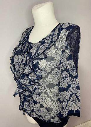 Шифонова блуза з воланами і мереживом на плечах3 фото