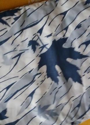 Отрез лоскут винтажной хлопчатобумажной ткани с серыми и синими кленовыми листьями.