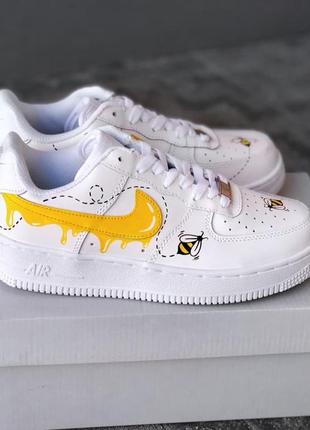 Яскраві кросівки найк з малюнком пчілки белые кроссовки с рисунком nike  air force white yellow bees5 фото