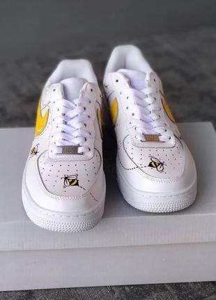 Яскраві кросівки найк з малюнком пчілки белые кроссовки с рисунком nike  air force white yellow bees7 фото