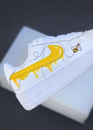 Яскраві кросівки найк з малюнком пчілки белые кроссовки с рисунком nike  air force white yellow bees6 фото