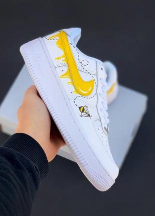 Яскраві кросівки найк з малюнком пчілки белые кроссовки с рисунком nike  air force white yellow bees2 фото