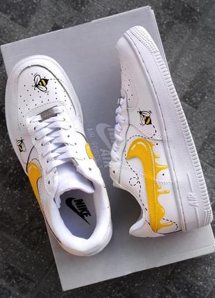 Яскраві кросівки найк з малюнком пчілки белые кроссовки с рисунком nike  air force white yellow bees8 фото