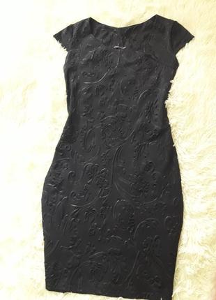 Эксклюзивное маленькое черное платье с выбитым рисунком.1 фото