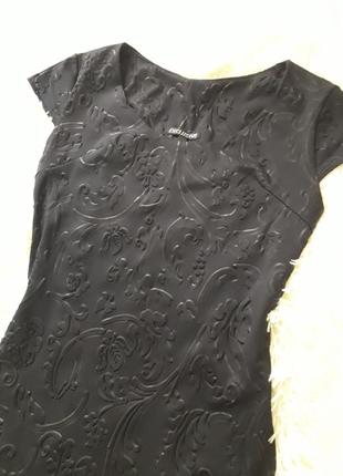 Эксклюзивное маленькое черное платье с выбитым рисунком.2 фото