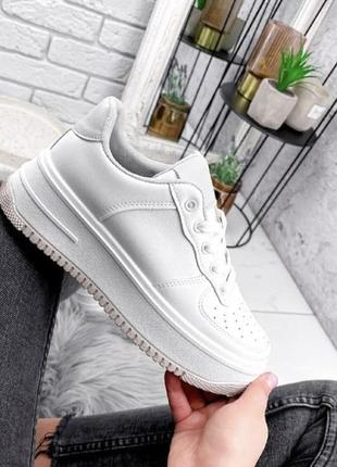 Стильні весняні білі кросівки на завищеною підошві5 фото