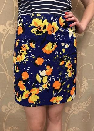 Очень красивая и стильная брендовая юбка в цветах.