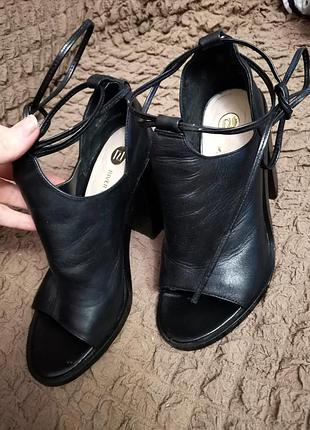 Стильні шкіряні туфлі, босоніжки river island