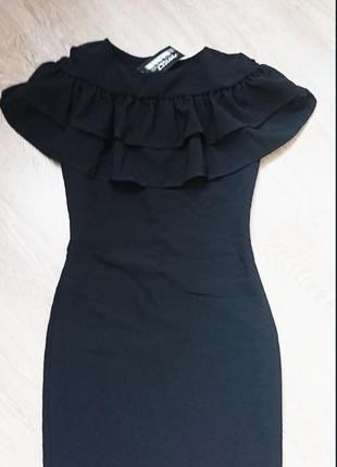 Чорне плаття з воланом3 фото