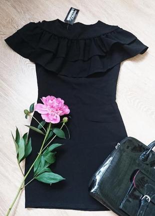 Чорне плаття з воланом