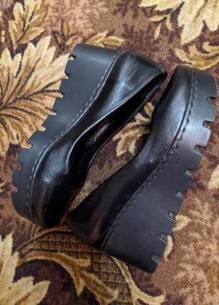 Классические черные туфли на танкетке / платформе2 фото