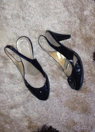 Чорні лакові туфлі !