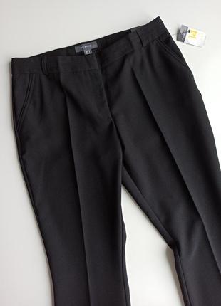 Чорні штани розкльошені до низу