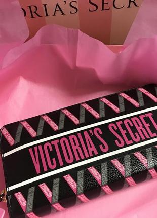 Дуже гарний гаманець victoria's secret.оригінал2 фото