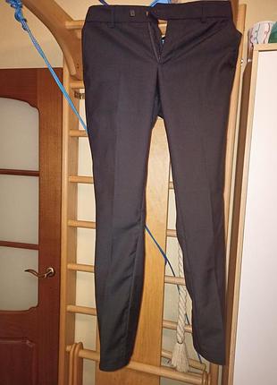 Штани завужені до низу
