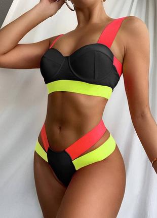 Купальник черный с яркими лямками