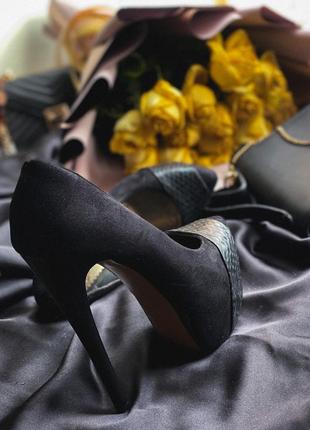 Туфли с острым носом на каблуке