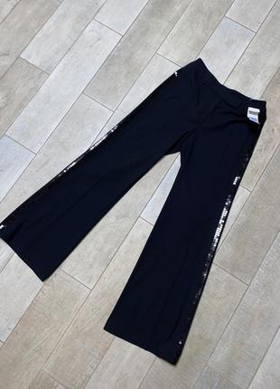 Чорні класичні брюки,лампаси,кльош(26)