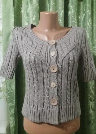 Укорочена в'язана кофта