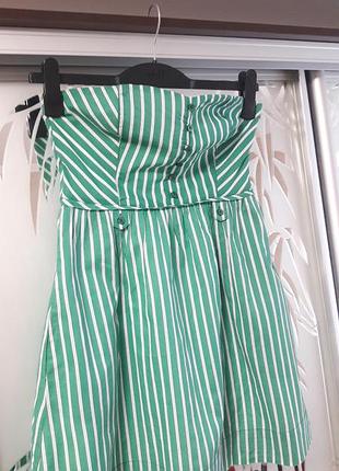 Плаття з відкритими плечима в смужку