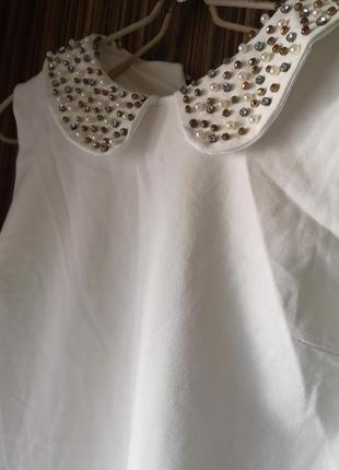 Белое трикотажное платье с отложным воротником в камнях бренд s/m2 фото